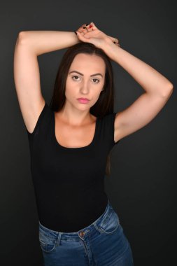 Güleryüzlü esmer kadın portresi