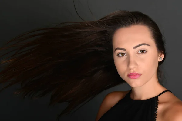 Portrait of a smilling brunette woman — Stock Photo, Image