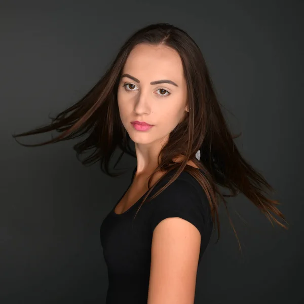 Portrait of a smilling brunette woman — Stock Photo, Image