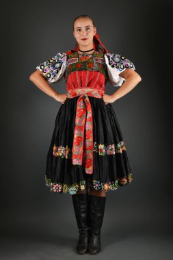 Slovakça kadın dansçı