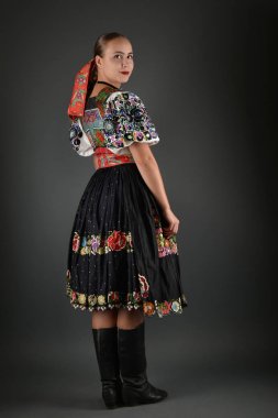 Slovakça kadın dansçı