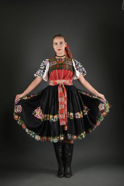 Slovakça kadın dansçı