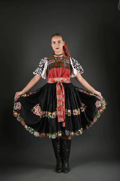 Slovakisk kvinna dansare — Stockfoto