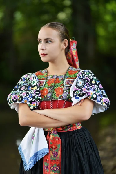 スロバキアの女性ダンサー — ストック写真