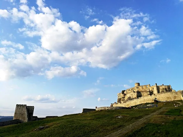 Antik Şehrin Kalesinin Kalıntıları Güzel Gökyüzünün Hâli — Stok fotoğraf