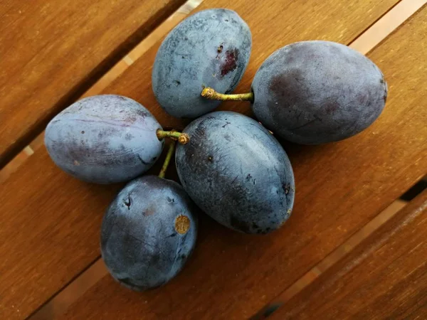 Ahşap zemin üzerinde taze erikler