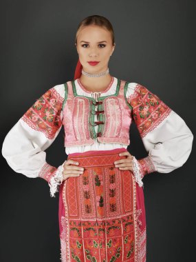 Slovakça kız dansçı