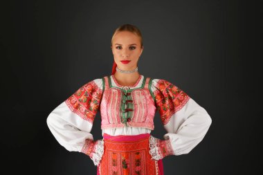 Slovakça kız dansçı