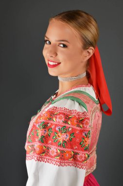 Slovakça kız dansçı