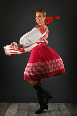 Slovakça kız dansçı