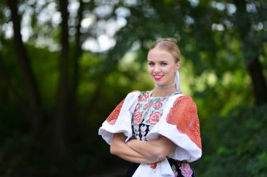 Slovakça kız dansçı