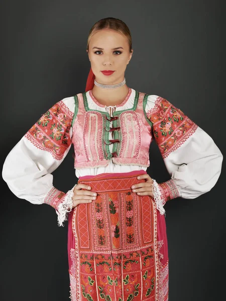 Slovakça kız dansçı