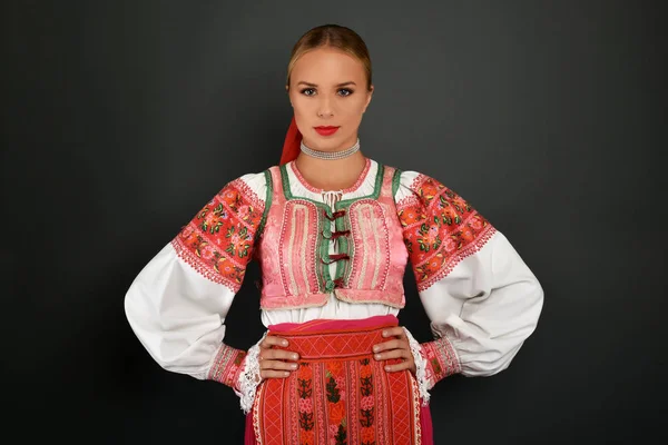 Mujer folklore eslovaco — Foto de Stock