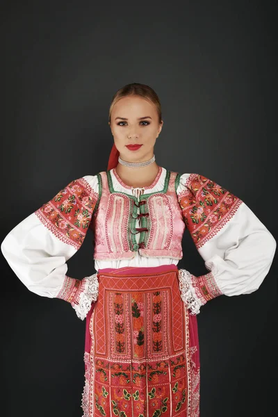 Slovakça kız dansçı