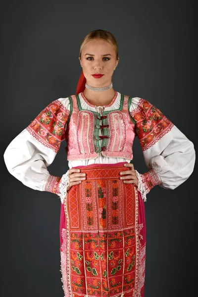 Slowaakse meisje danser — Stockfoto