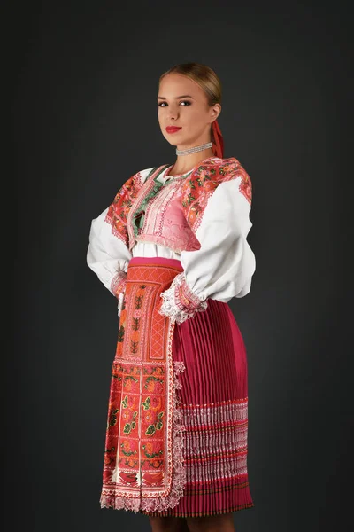 Slovakiska flicka dansare — Stockfoto