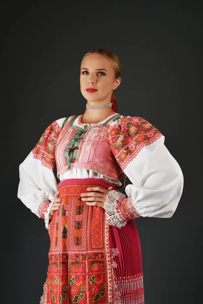 Slovakça kız dansçı