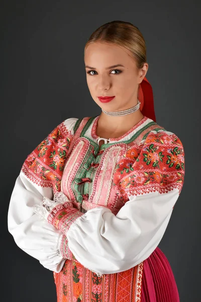 Slovakça kız dansçı