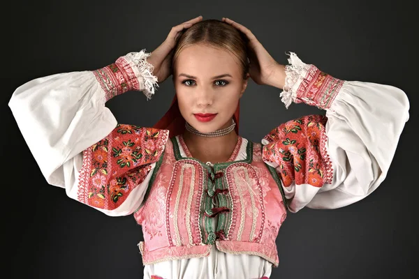 Slovenská dívka tanečnice — Stock fotografie
