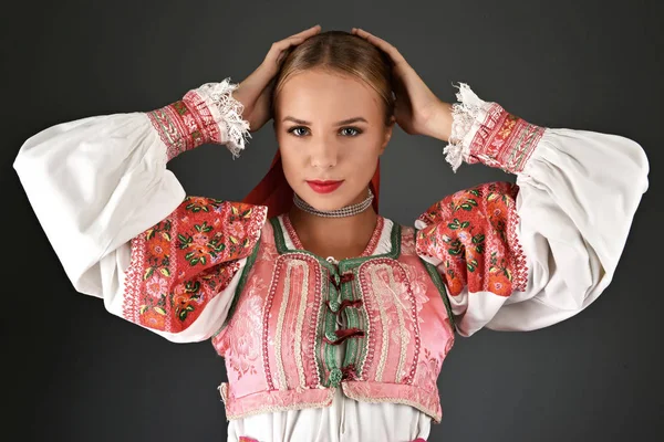 Slovakiska flicka dansare — Stockfoto