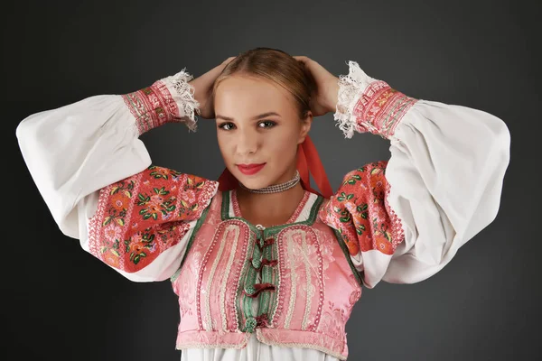 Slovakça kız dansçı