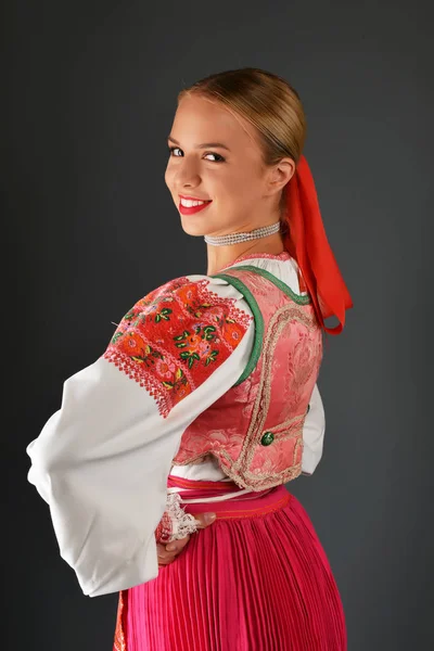 Slovakiska flicka dansare — Stockfoto