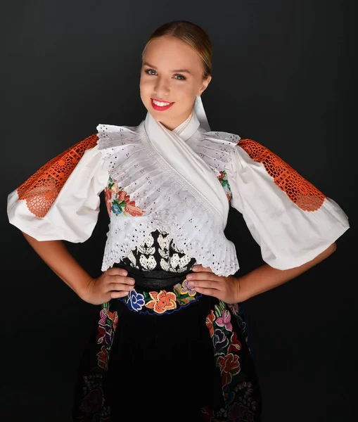 Slovakça kız dansçı