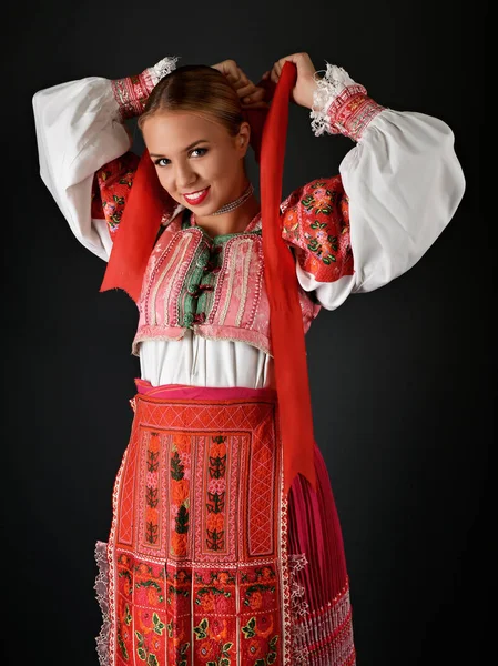 Slovakça kız dansçı