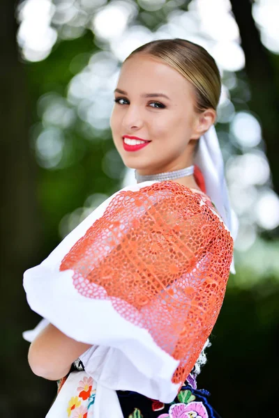 Menina dançarina eslovaca — Fotografia de Stock