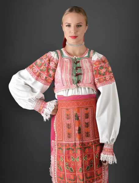 Mulher folclore eslovaco — Fotografia de Stock