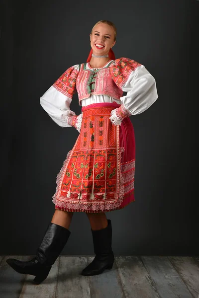 Mulher folclore eslovaco — Fotografia de Stock