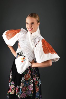 Slovakça folklor kadın