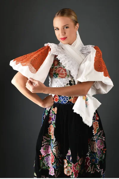 Slovakça folklor kadın — Stok fotoğraf