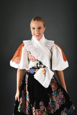 Slovakça folklor kadın