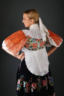Slovakça folklor kadın