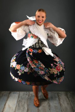 Slovakça folklor kadın