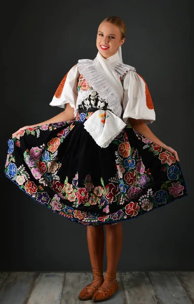 Mujer folklore eslovaco — Foto de Stock