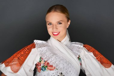 Slovakça folklor kadın