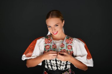 Slovakça folklor dansçısı