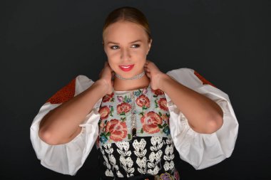 Slovakça folklor dansçısı