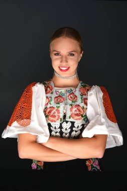Slovakça folklor dansçısı