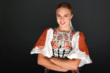 Slovakça folklor dansçısı