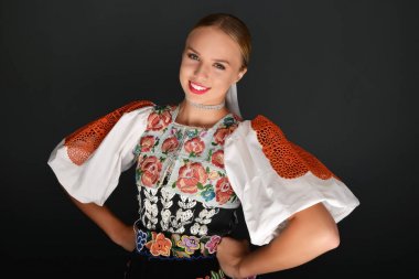 Slovakça folklor dansçısı