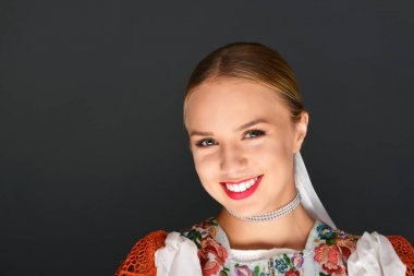 Slovakça folklor dansçısı