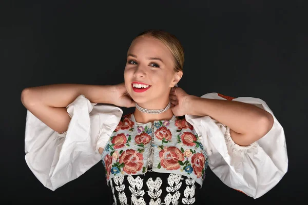 Slovakça folklor dansçısı