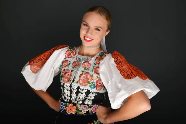 Slovakça folklor dansçısı