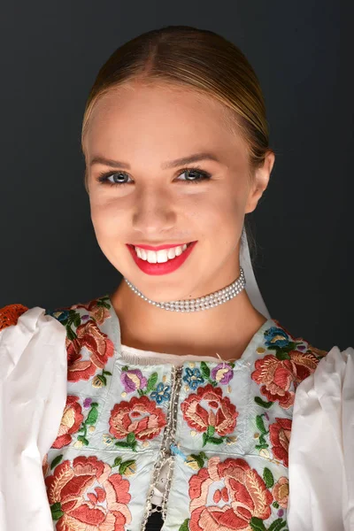 Slovakça folklor dansçısı