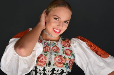 Slovakça folklor dansçısı