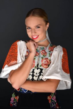 Slovakça folklor dansçısı