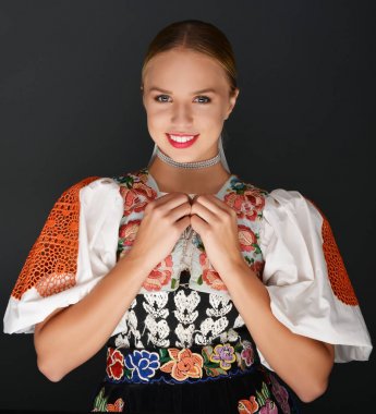 Slovakça folklor dansçısı